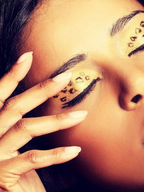 mujer con ojos maquillados leopardo